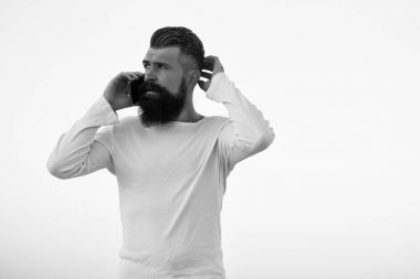 Cep telefonu olan adam.