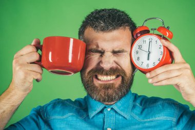 Alarm, kırmızı kupa mükemmel bir sabah.