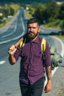 Turist sırt çantası ve balta ile adam uzun yürüyüşe çıkan kimse yolda stand
