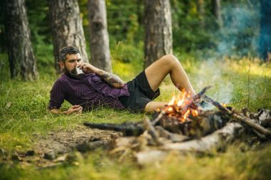 Adam Gezgin kamp ateşi alev, çay içmek