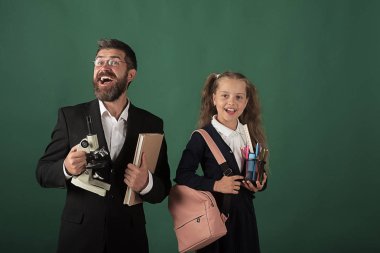 Eğitim ve okul kavramı dön. Adam ve kız