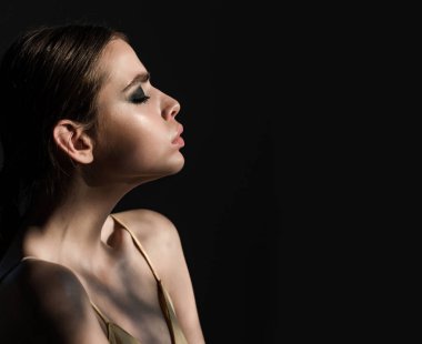 Siyah arka plan üzerine göz farı makyaj ile kız