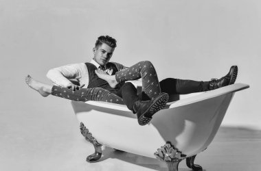 Yakışıklı adam ya da işadamı rahatlatıcı banyo kadın bacakları