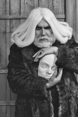 sakallı adam heykel kafa ile