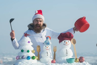 Adam Noel Baba şapkası içinde bağırarak ve kış gününde üniforma