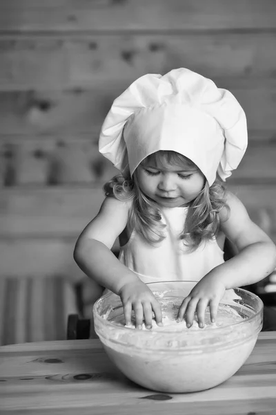 Menino feliz criança cozinhar amassar massa — Fotografia de Stock