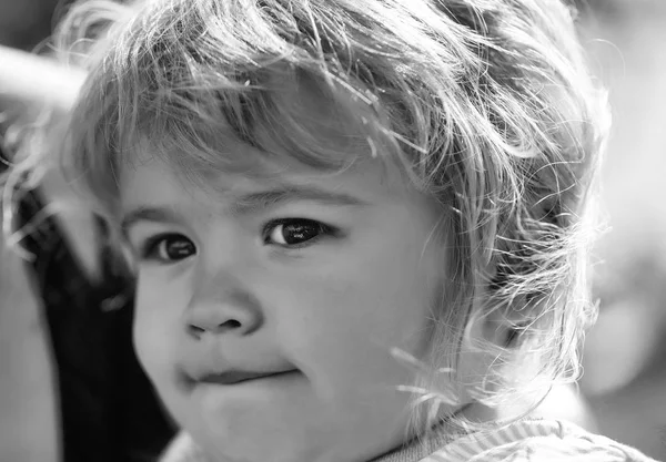 Niedlicher kleiner Junge mit entzückendem Gesicht — Stockfoto