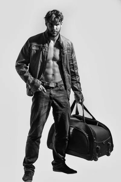 Homme barbu musclé avec corps sexy tient grand sac, valise — Photo