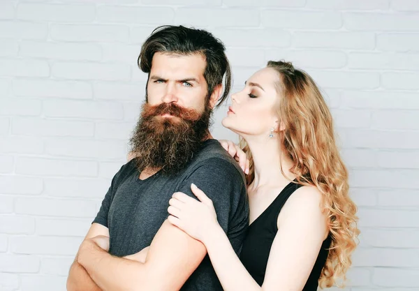 Девушка и бородатый хипстер — стоковое фото
