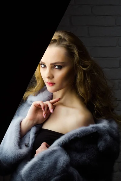 Жінка в сірому хутряному пальто з сексуальним плечем — стокове фото