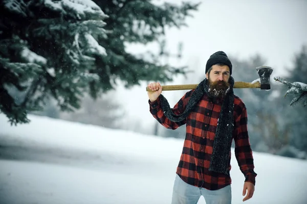 Uomo con barba nella foresta invernale con ascia da neve . — Foto Stock