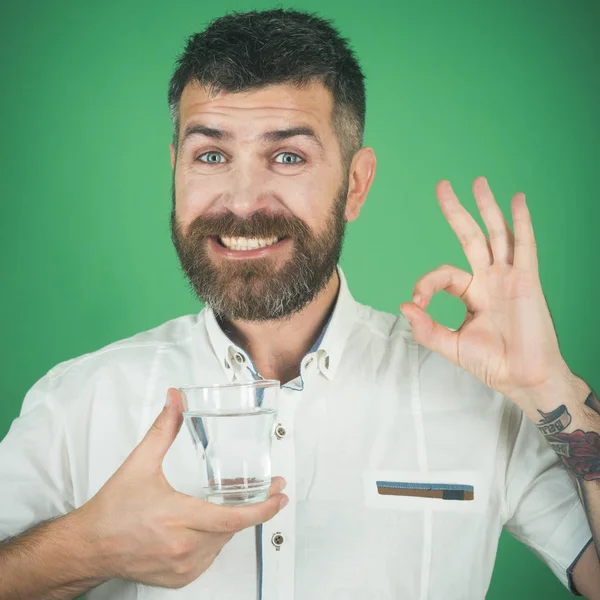 Glad hipster dricka rent friskt vatten med ok gest, uppfriskande. — Stockfoto