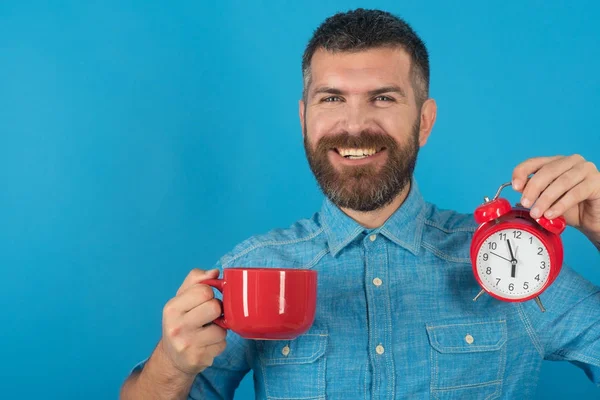 Taza roja con alarma, mañana perfecta, espacio para copiar —  Fotos de Stock