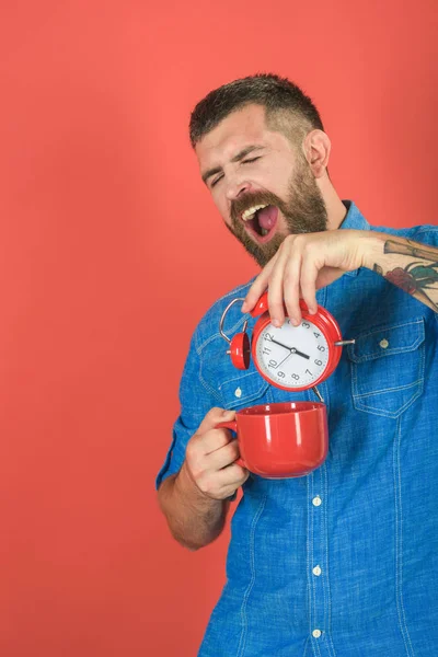 Hombre beber café de la mañana o té con despertador . — Foto de Stock