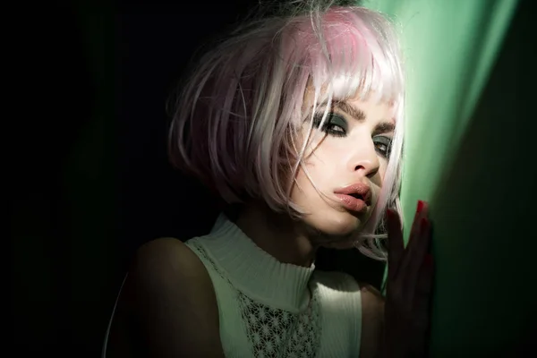 Kvinna eller flicka med ögonskuggor, makeup i rosa peruk — Stockfoto
