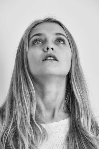 sarışın saçlı genç ve güzel kız