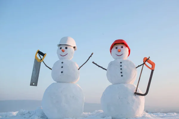 Snowman constructeur en hiver dans le casque . — Photo