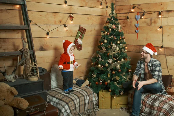木製の背景の贈り物父とクリスマス幸せな子. — ストック写真