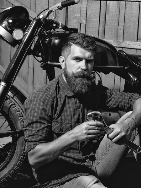 Barbudo motociclista homem com chave inglesa — Fotografia de Stock