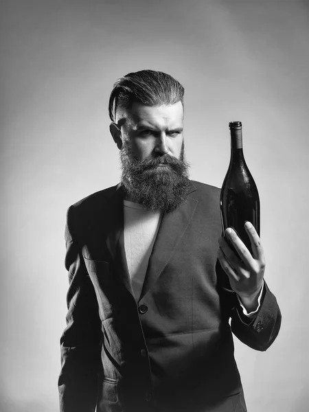 与葡萄酒瓶大胡子 — 图库照片
