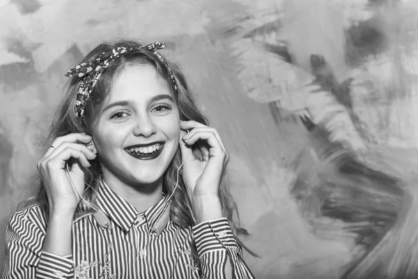 Glada vackra flicka lyssnar på musik med hörlurar — Stockfoto