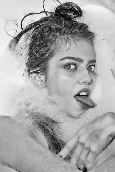 Játékos nő bath-ban — Stock Fotó