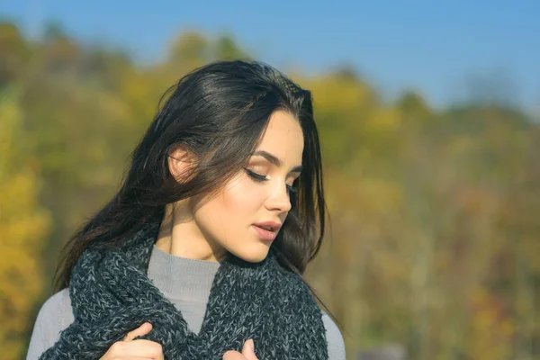 Mujer ojos cerrados en la cara de maquillaje en el día soleado — Foto de Stock