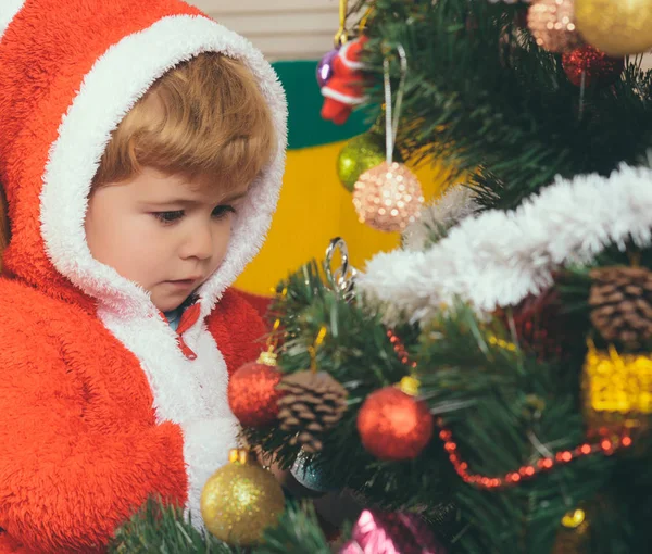 Criança feliz de Natal com presente . — Fotografia de Stock