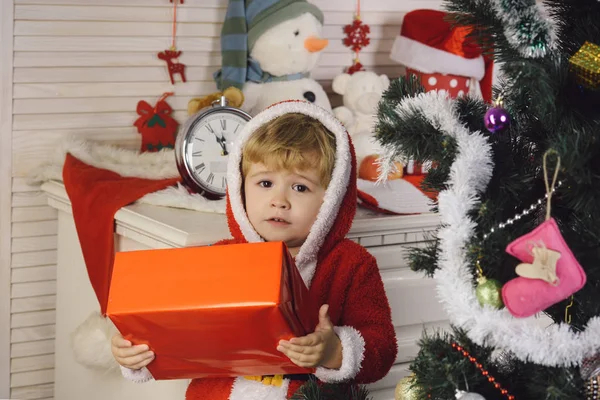 Niño feliz de Navidad con caja de regalo, día de boxeo . — Foto de Stock