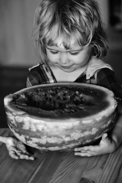 Piccolo ragazzo mangiare anguria rossa — Foto Stock