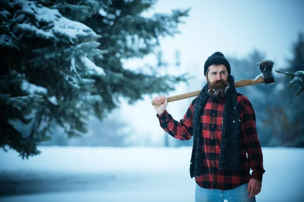 Natal hipster lenhador com machado em madeira . — Fotografia de Stock