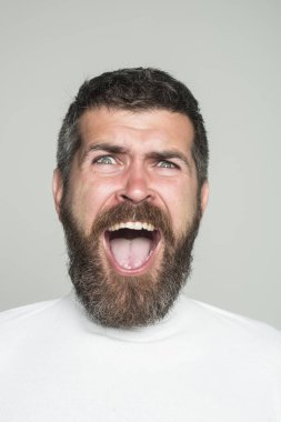 Adam ya da gri arka plan üzerinde sakallı adam.