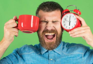 Alarm, kırmızı kupa mükemmel bir sabah.