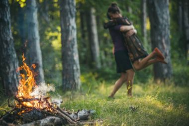 Ormandaki şenlik ateşi alevle bulanık kaç aşk kucaklama içinde