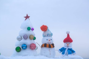 Beyaz arka plan üzerinde kar heykeller