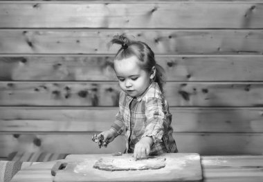 şirin çocuk hamur ve un, yemek tutan metal kalıp