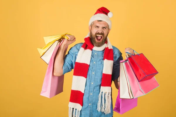 Χριστούγεννα hipster shopper ευτυχής κραυγή σε santa καπέλο και κασκόλ — Φωτογραφία Αρχείου
