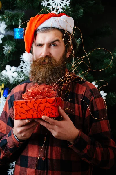 Hombre de Navidad con barba en la cara celebrar regalo . — Foto de Stock