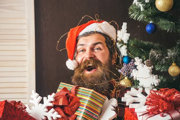 Santa Claus hombre con caja presente en el árbol de Navidad . —  Fotos de Stock