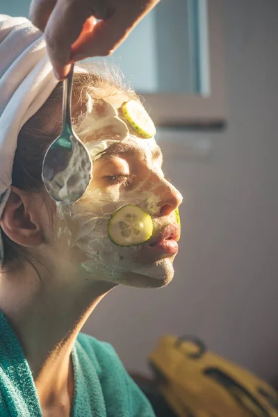 Fille ou femme obtenir masque de concombre sur le visage — Photo