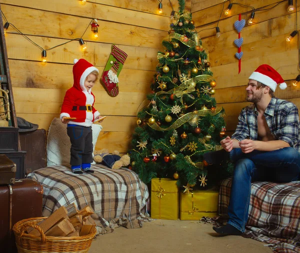 サンタ クロース子供とクリスマス ツリーのひげを生やした男 — ストック写真