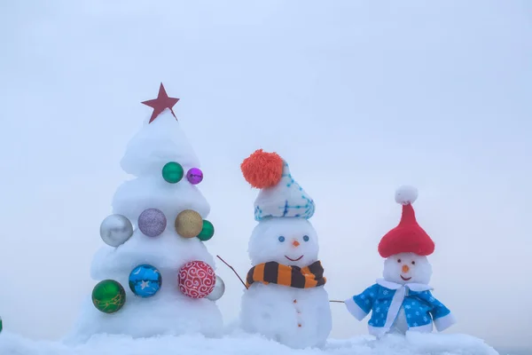 Schneeskulpturen auf weißem Hintergrund — Stockfoto