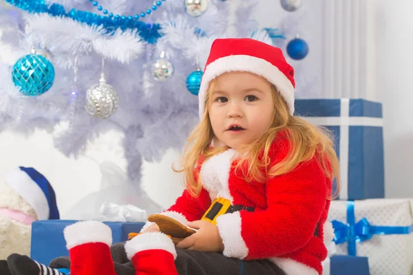 Noel çocuk veya xmas ağacı, hediye kutusu, küçük çocuk — Stok fotoğraf