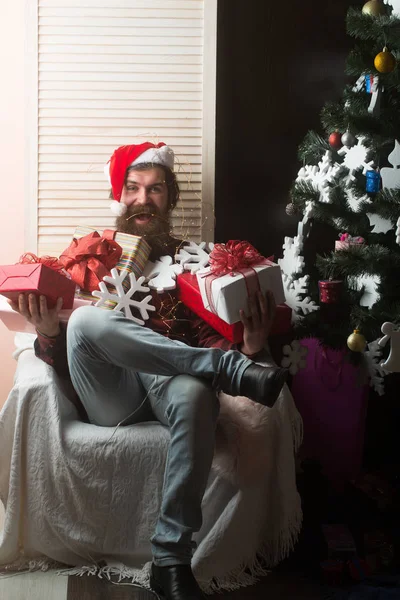 산타 클로스 크리스마스 트리 선물 상자를 가진 남자. — 스톡 사진
