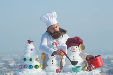 Yemek, kardan adam ve xmas ağacı üzerinde mavi gökyüzü kar
