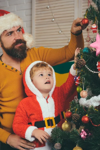 Ano Novo pequeno menino filho e homem com brinquedo . — Fotografia de Stock