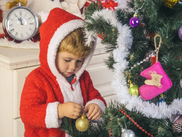 Santa Claus niño decorando árbol de Navidad .. — Foto de Stock