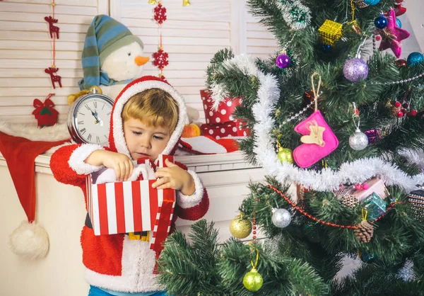 Ano Novo pequeno menino no brinquedo de decoração . — Fotografia de Stock