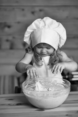 Mutlu çocuk hamur yoğurur