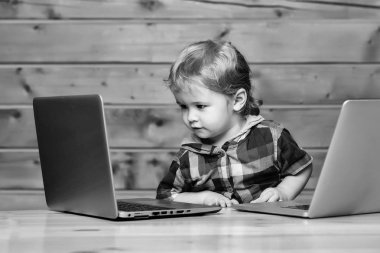 Sevimli çocuk bilgisayarlar üzerinde çalış